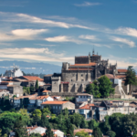 Au Portugal, Guimarães réduit la chaleur urbaine grâce aux corridors verts, aux jardins et aux toits végétalisés.