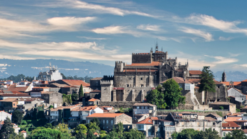 Au Portugal, Guimarães réduit la chaleur urbaine grâce aux corridors verts, aux jardins et aux toits végétalisés.