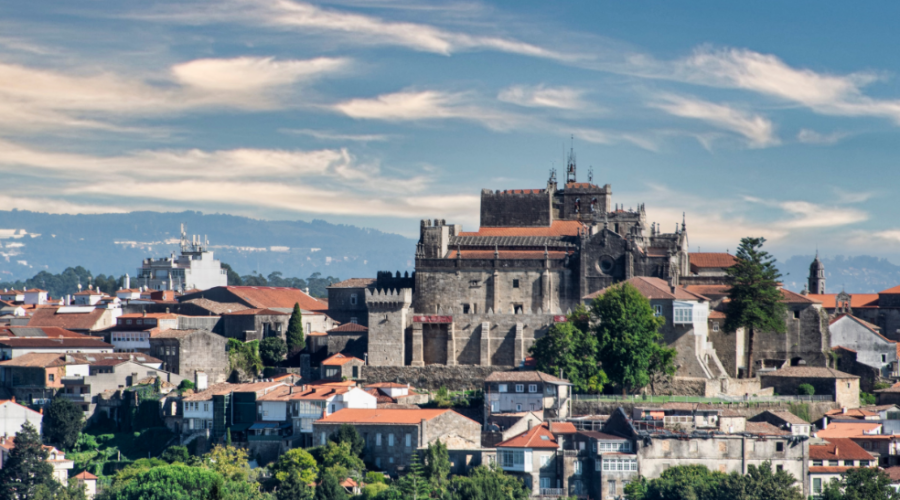 Au Portugal, Guimarães réduit la chaleur urbaine grâce aux corridors verts, aux jardins et aux toits végétalisés.